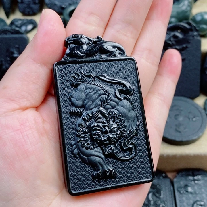 和田玉（青玉）未镶嵌颈饰双面雕刻