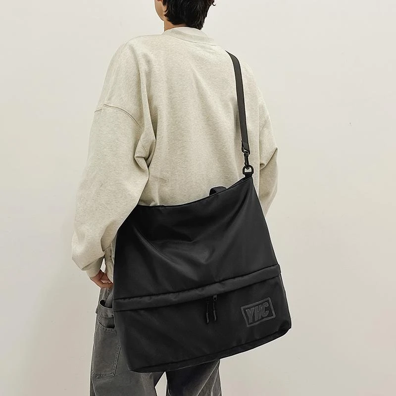 斜挎包男2025新款潮牌小众设计单肩包休闲百搭时尚男士包包女