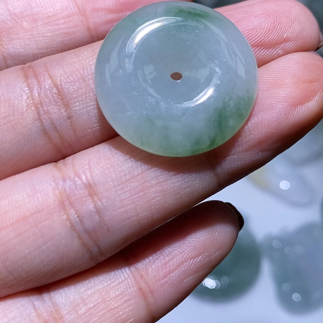 翡翠未镶嵌颈饰平安扣