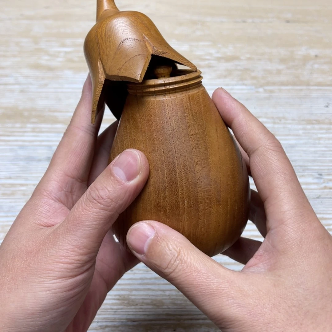 瓷片密密麻麻地排列着一个