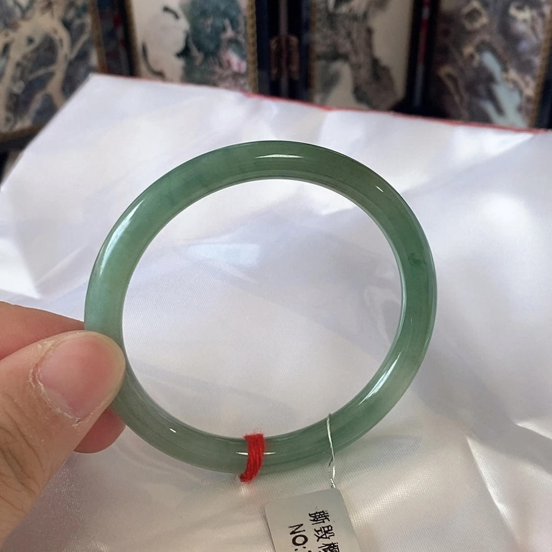 翡翠未镶嵌手镯（圆镯）