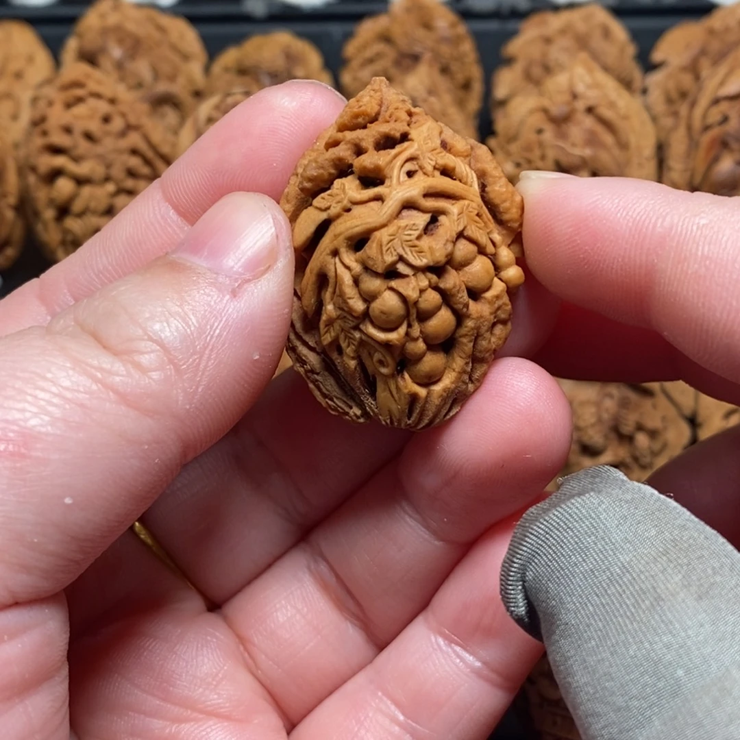 腾***腾葫芦雕刻，天地孔。