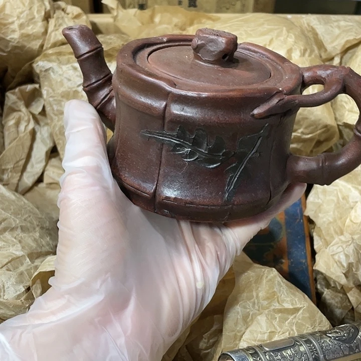 茶壶紫砂矿泥料手工制作的一把紫砂壶。