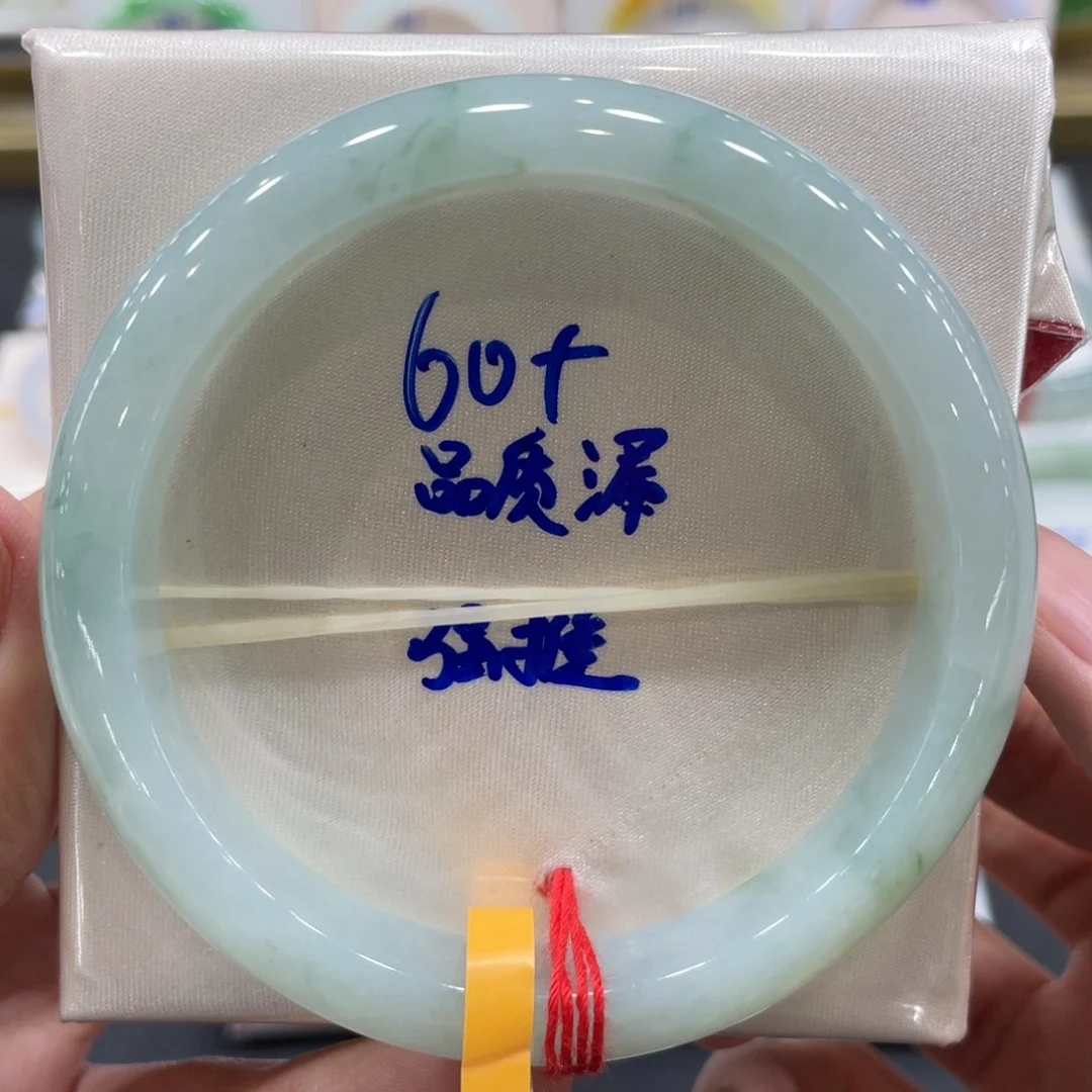 翡翠手镯未镶嵌翡翠手镯