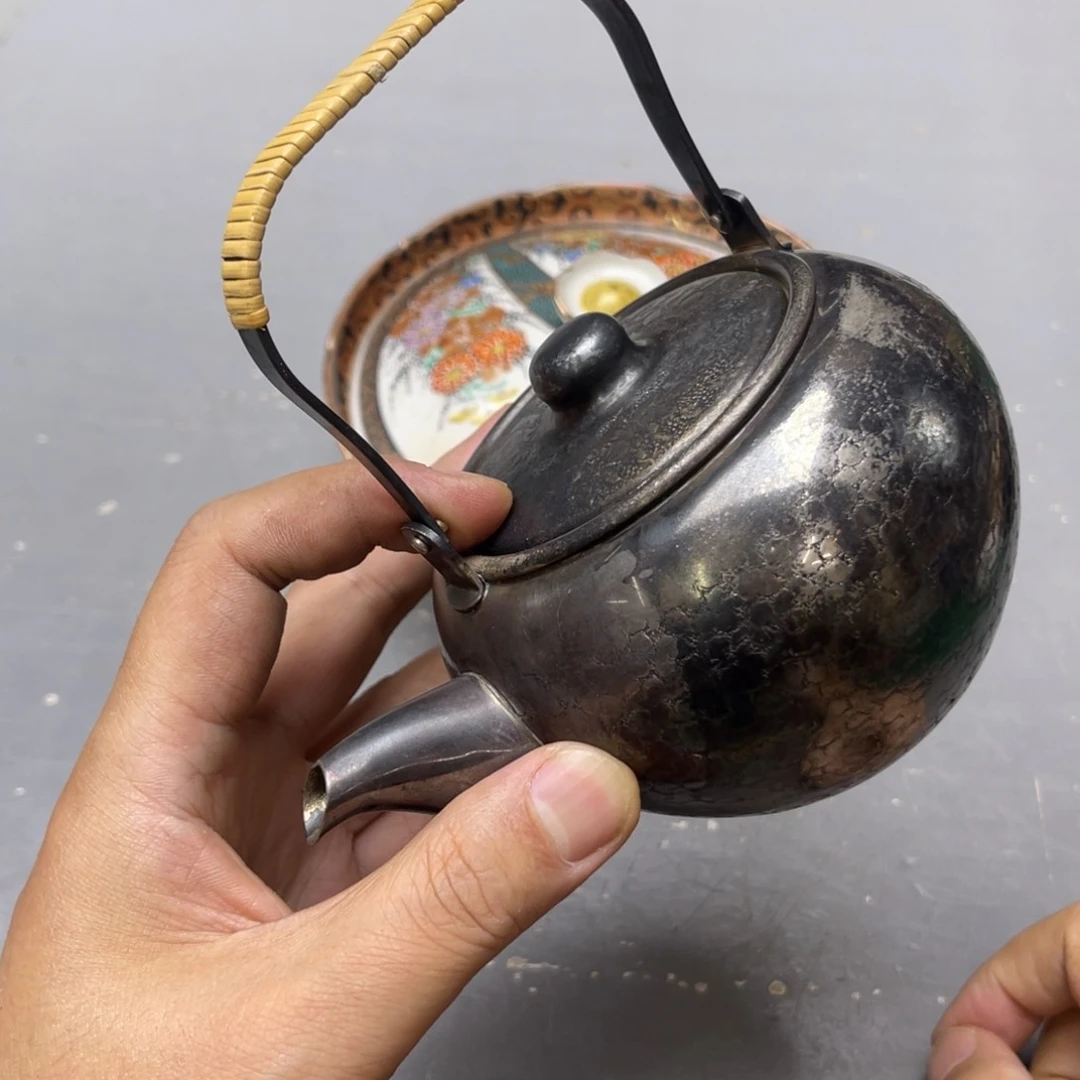 肚***睡瓷片密密麻麻地铺满一
