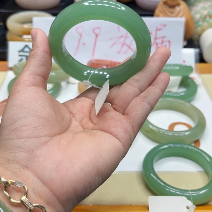 未镶嵌手镯石英质玉麦*