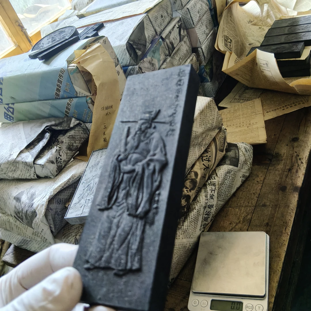 处理80年代微瑕明镜高悬松烟徽墨