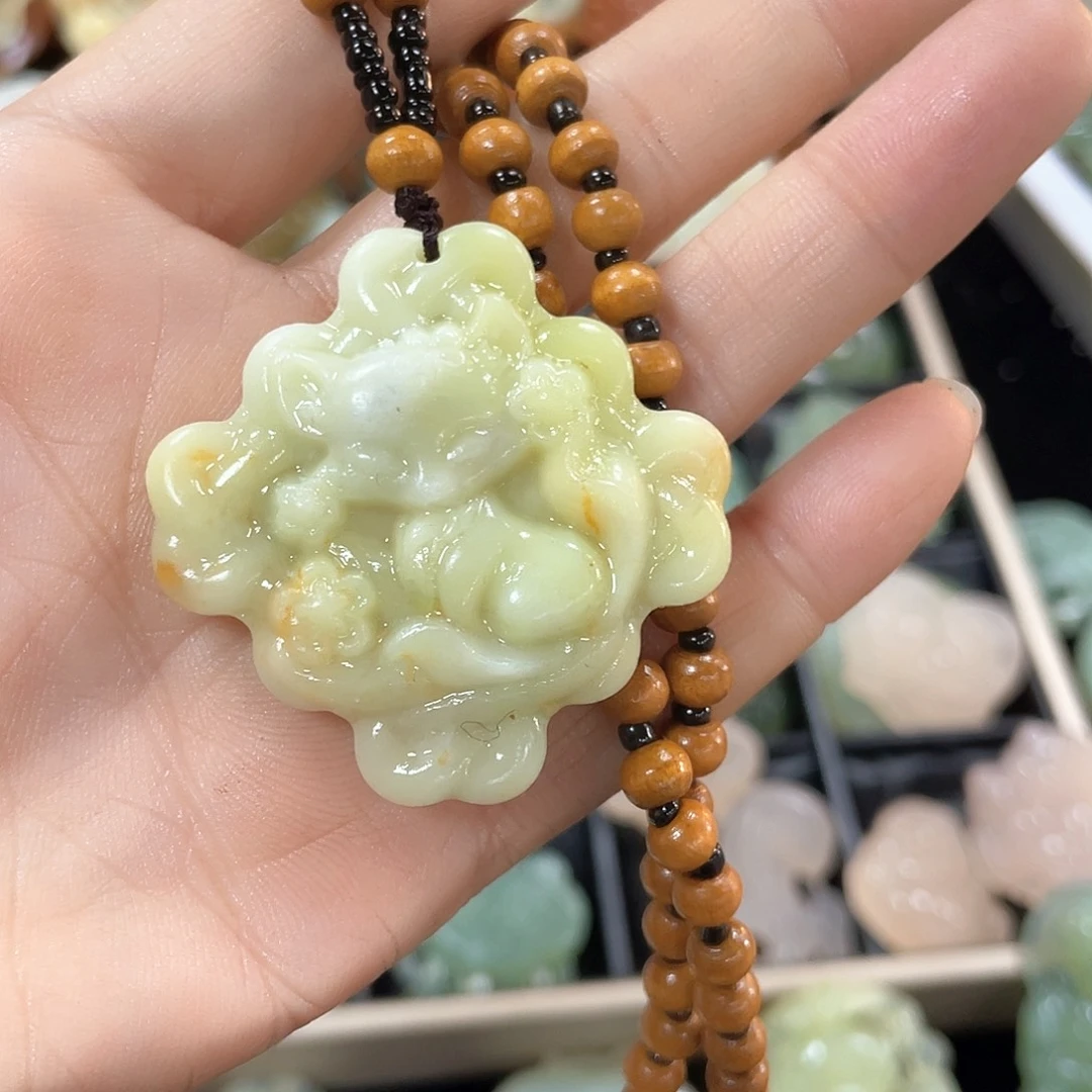 蛇纹石玉颈饰未镶嵌