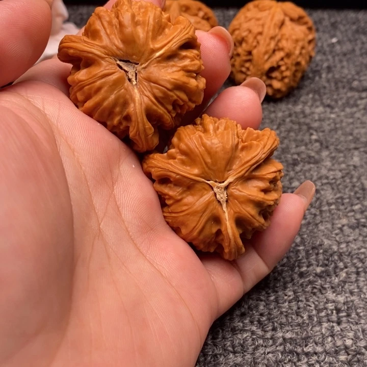 四***爷文玩核桃吊坠白狮子