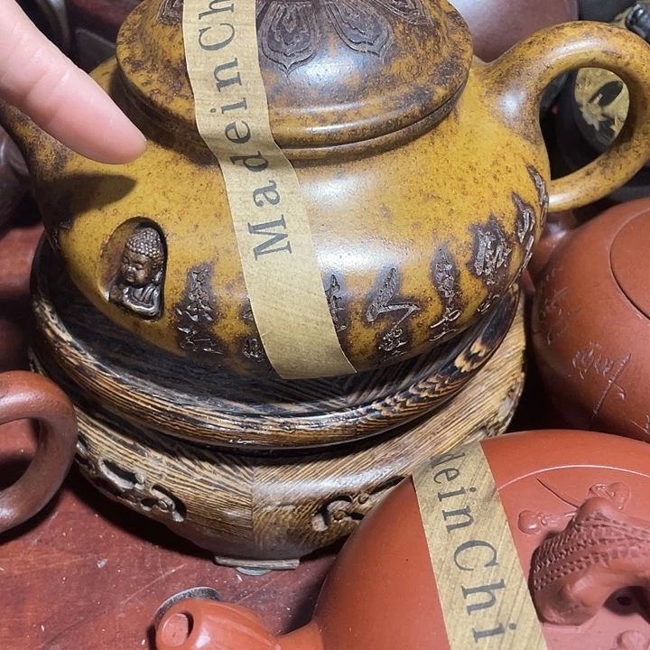 茶壶紫砂原矿泥料，手工制作的一把紫砂壶。