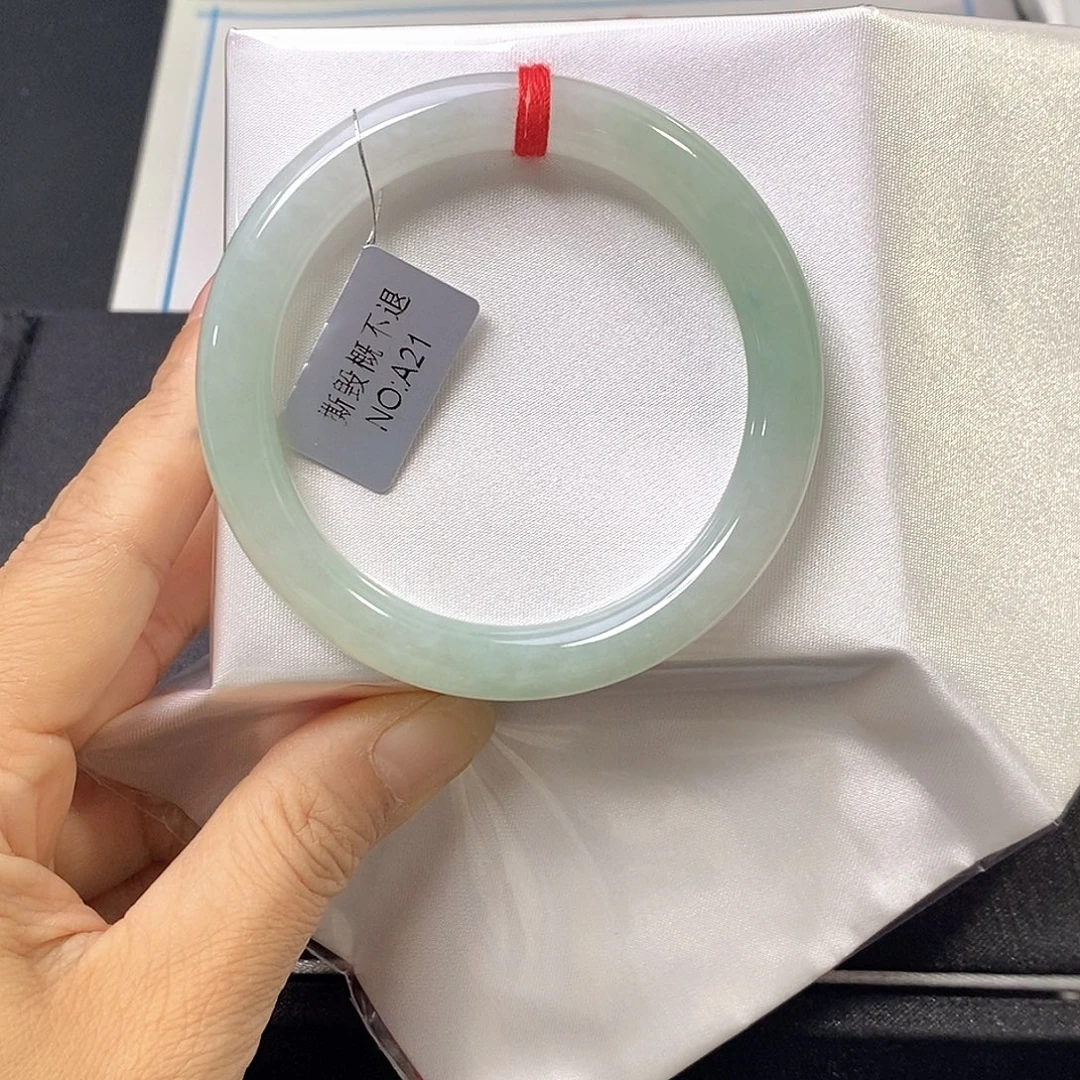 翡翠未镶嵌手镯（圆镯）54.3