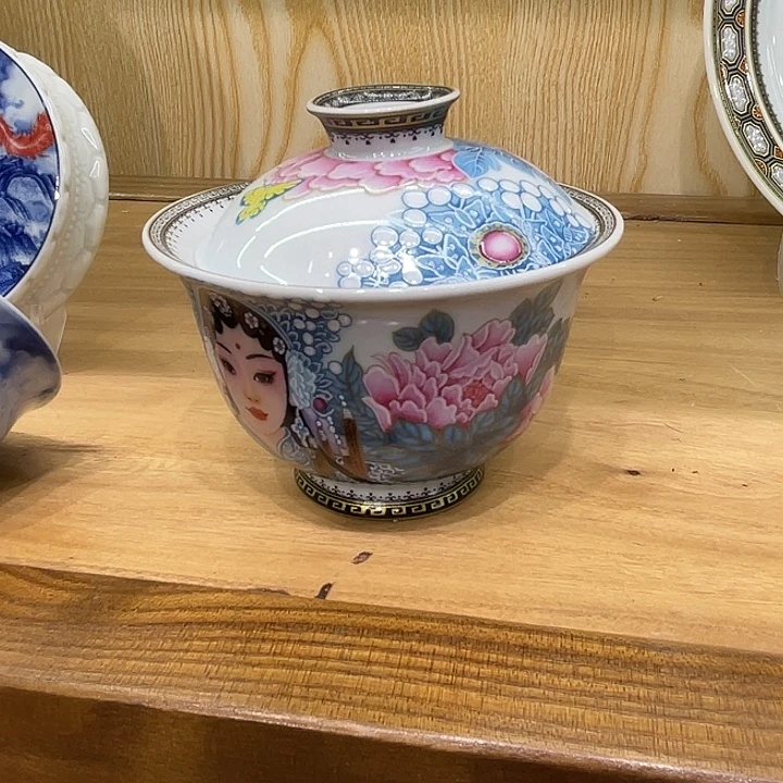 请***板粉彩花旦盖碗一个