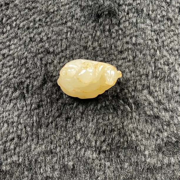 12C125 清 白玉带沁卧虎摆件