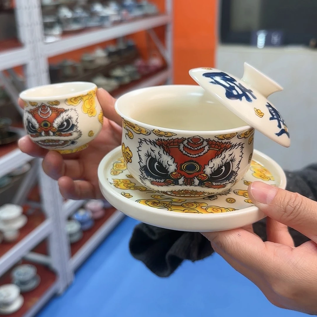 他在这里我很担心她知道