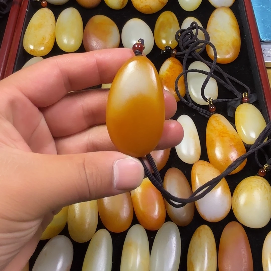 三***顿和田玉未镶嵌颈饰