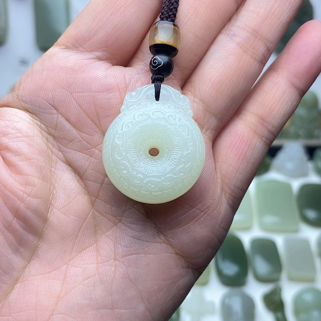 简***单和田玉未镶嵌颈饰