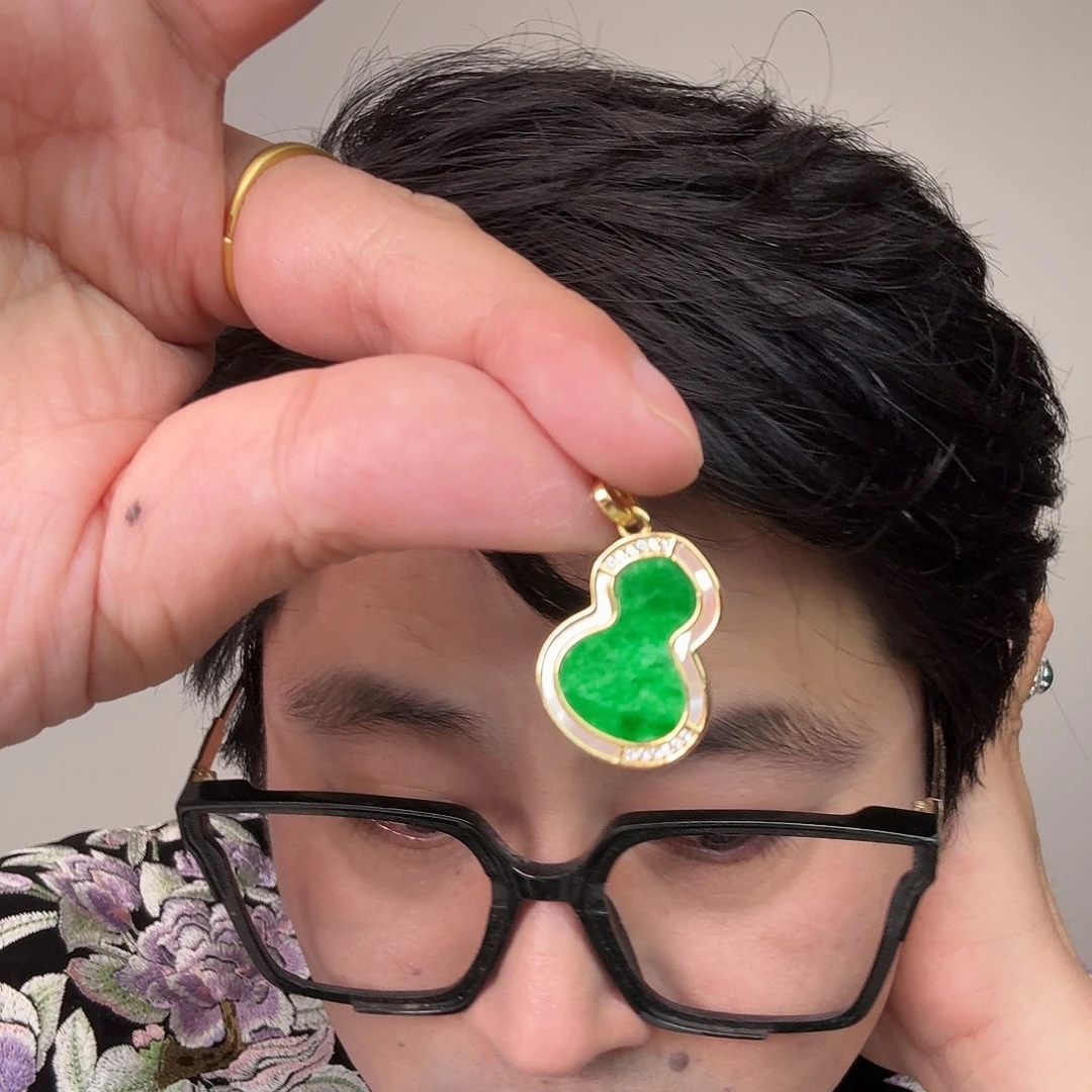 翡翠未镶嵌颈饰一件