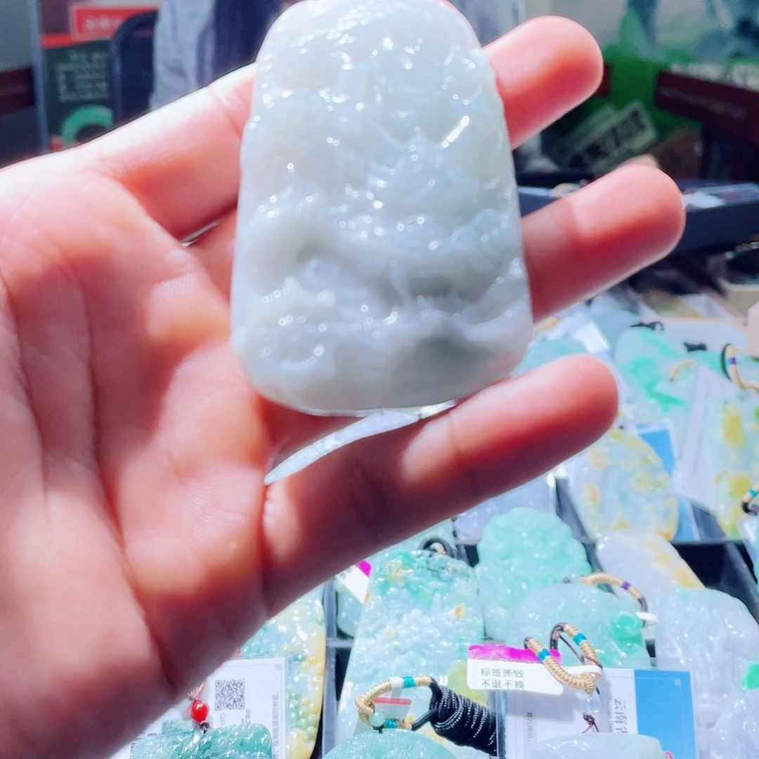 翡翠未镶嵌颈饰一个