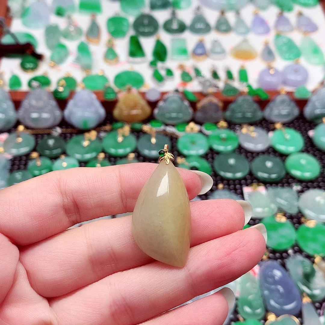 颈饰18K金镶嵌翡翠