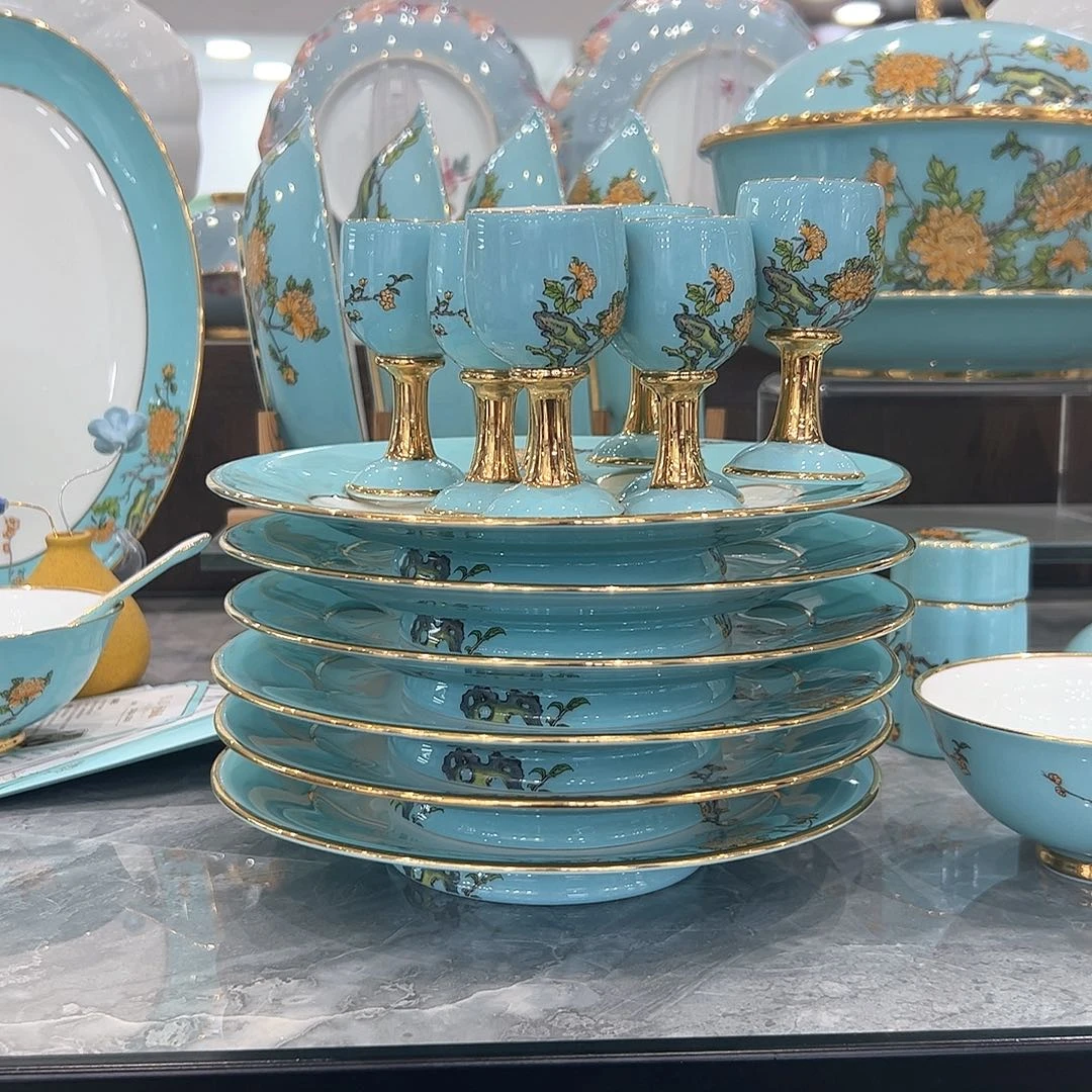 塑料E***a西湖蓝骨碟8个，酒杯8个，分酒器1