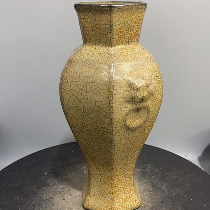 哥窑虎头瓶造型美观