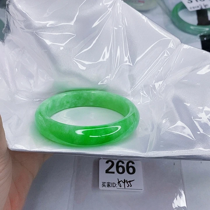 翡翠未镶嵌手镯一图一物实物为准（微瑕处理）