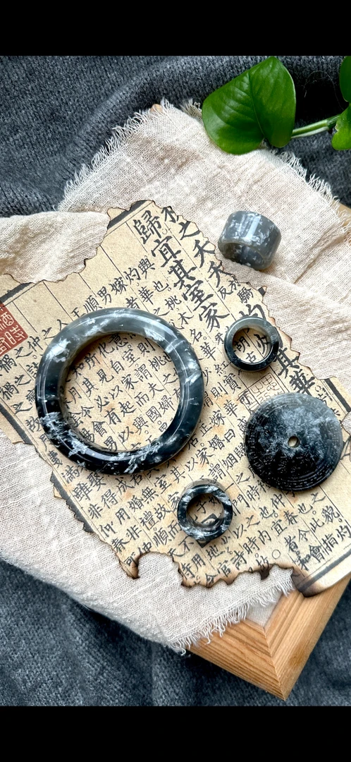 天然岫玉窗花手镯