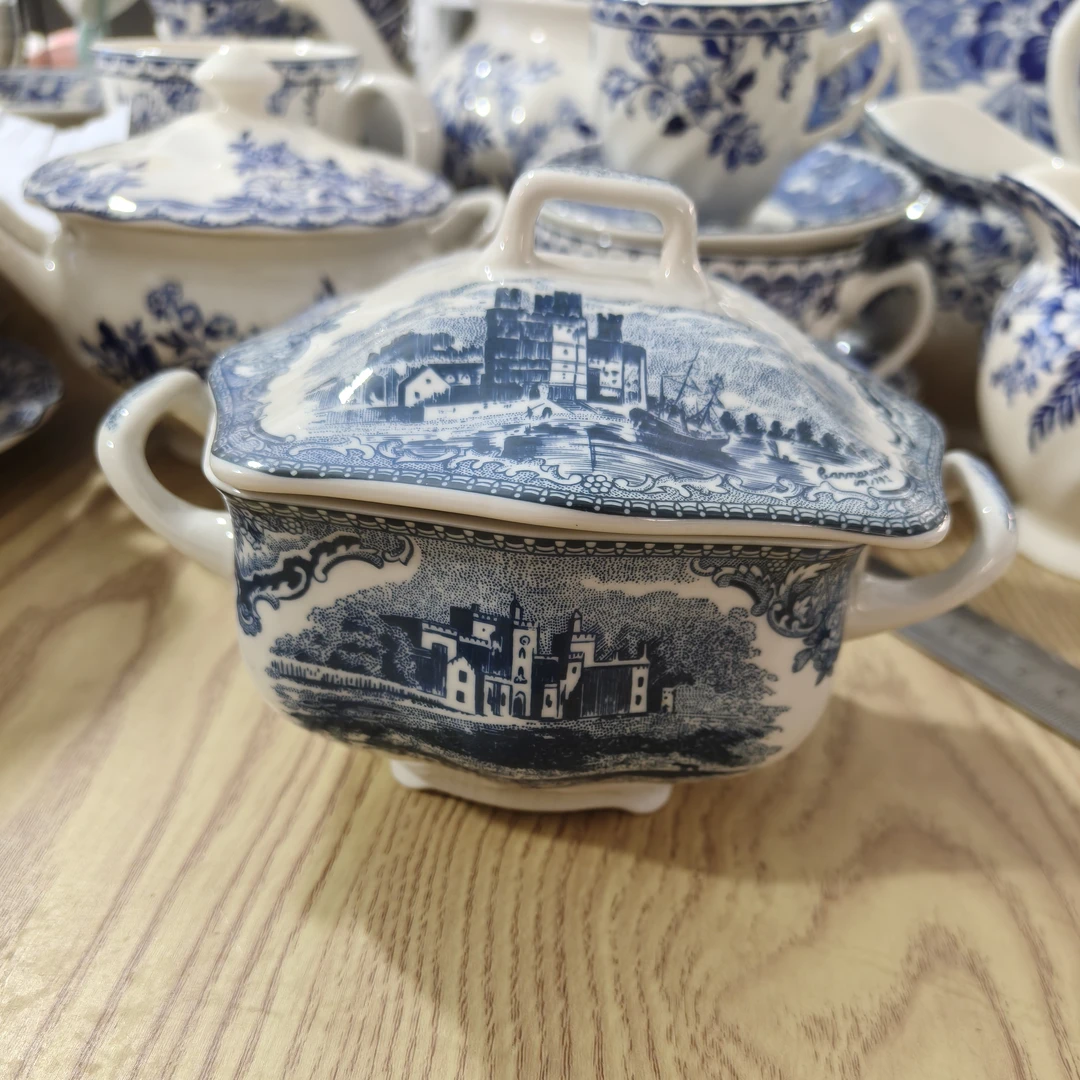 微瑕款   颜色浅釉中彩蓝色城堡糖罐一个容量300毫升左右