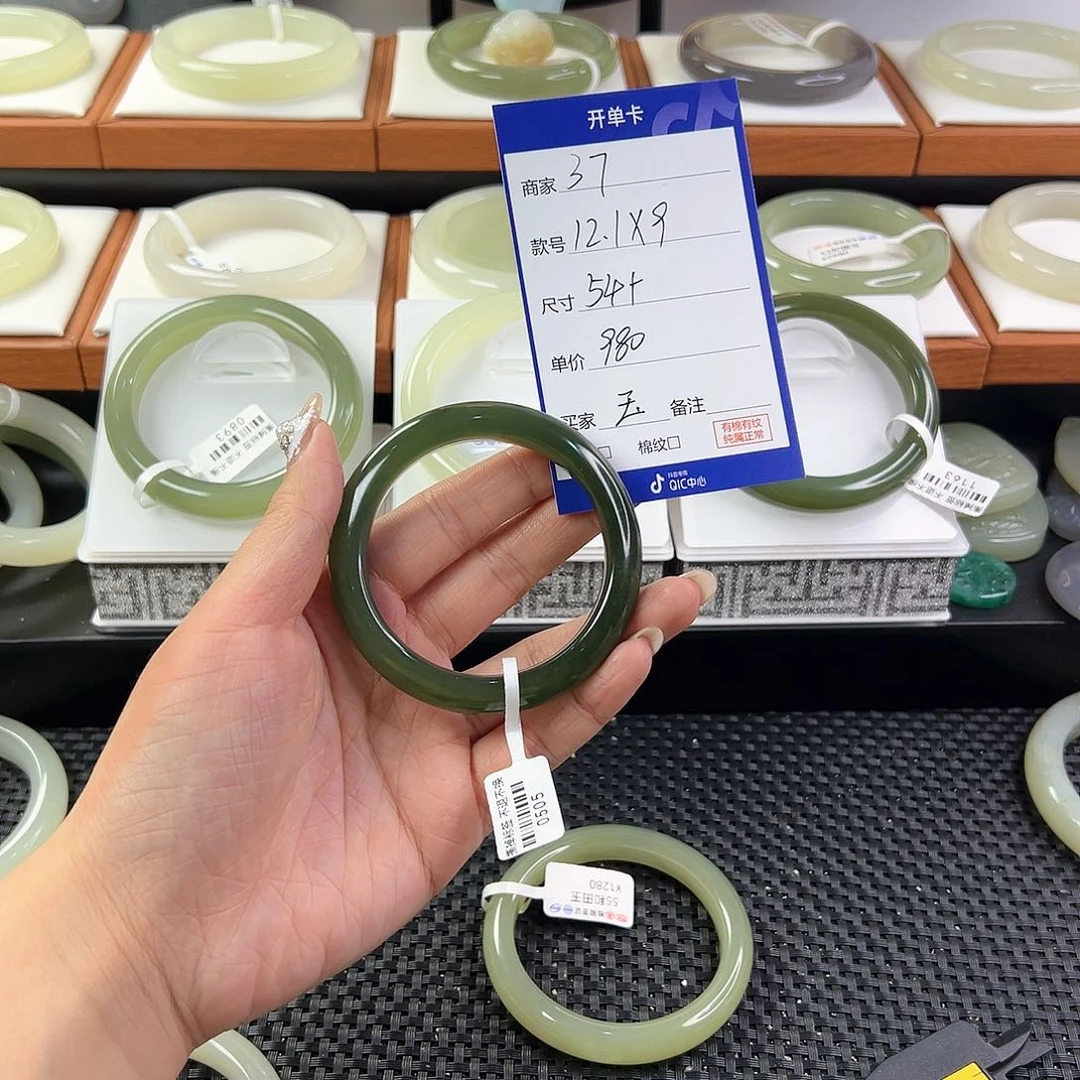 和田玉手镯未镶嵌玉