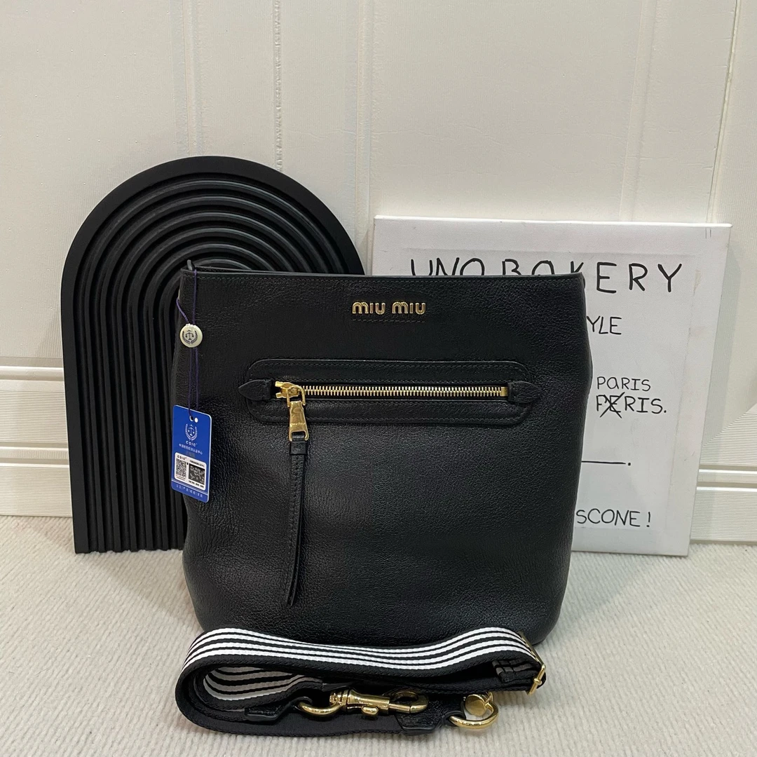 95新 MIU MIU/缪缪 【蔡包紫】黑色全皮水桶