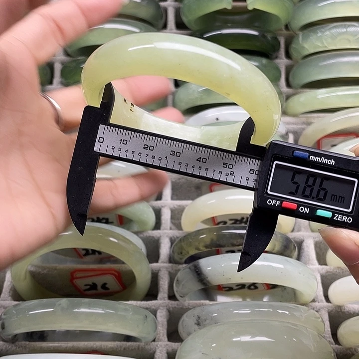 蛇纹石玉未镶嵌手镯223