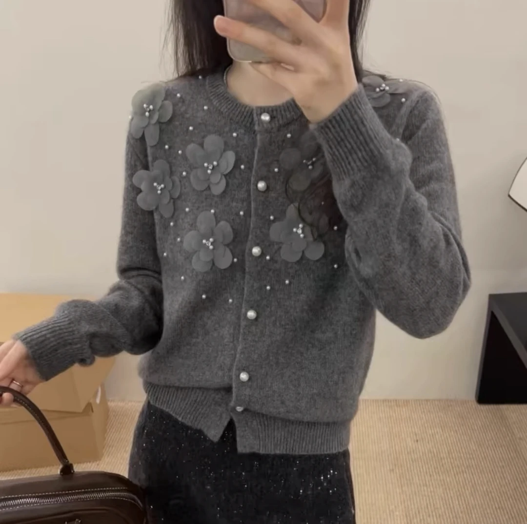 （小猪）秋冬新款韩系订珠立体花朵软糯ins针织开衫气质女长袖毛衫