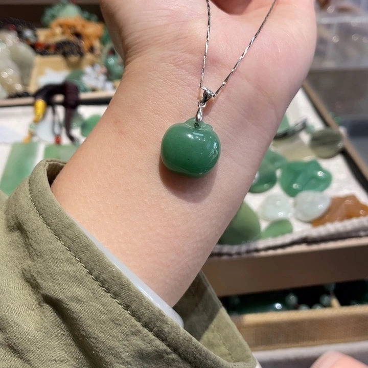 石英质玉未镶嵌颈饰