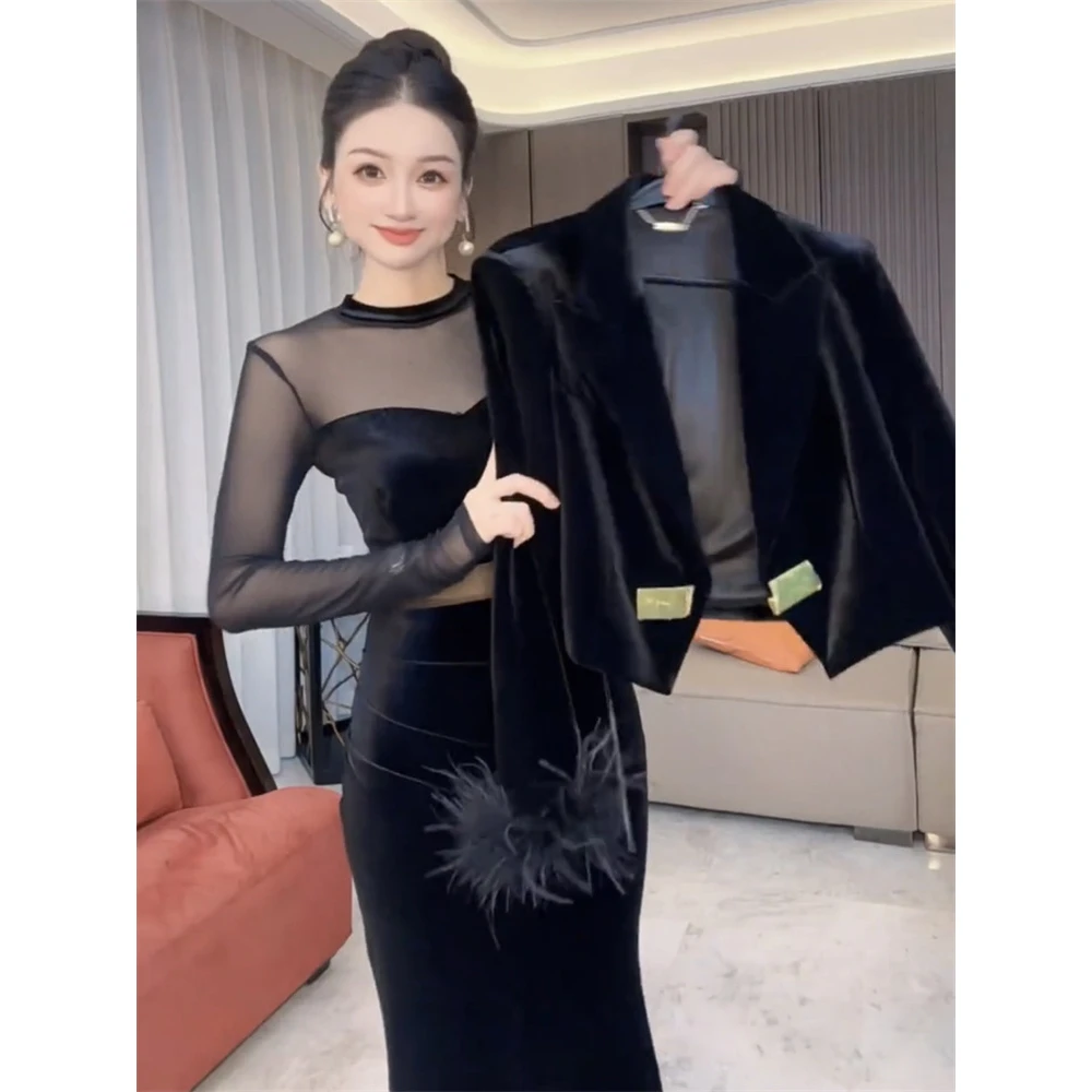 2025秋季网红新款丝绒套装裙女设计感羽毛袖拼接显瘦短西装包臀裙