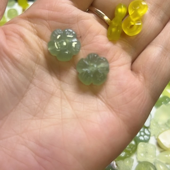 隔***尘未镶嵌蛇纹石玉颈饰