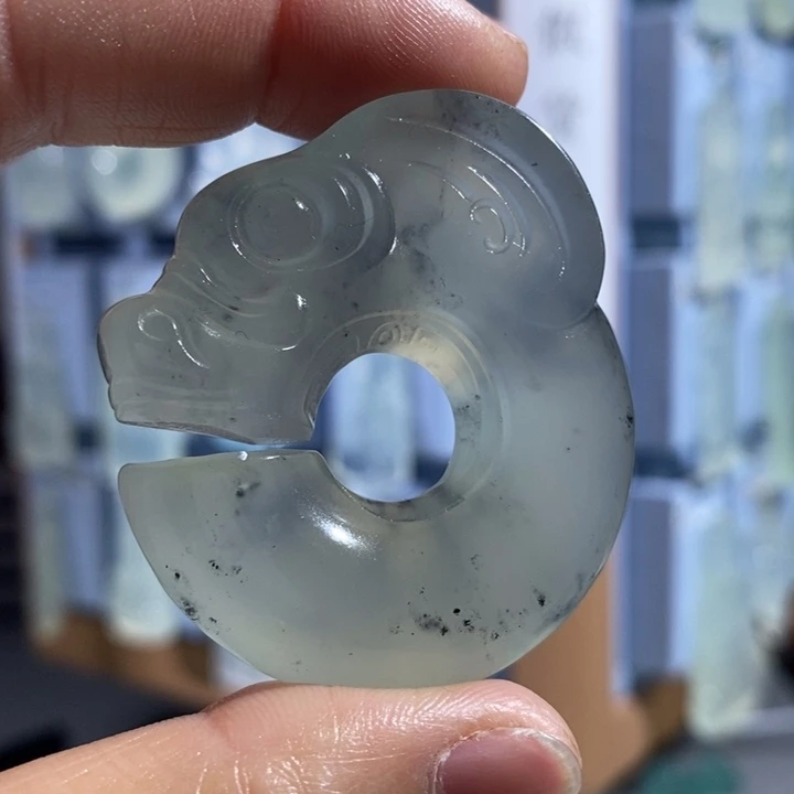 岫玉未镶嵌颈饰吊坠