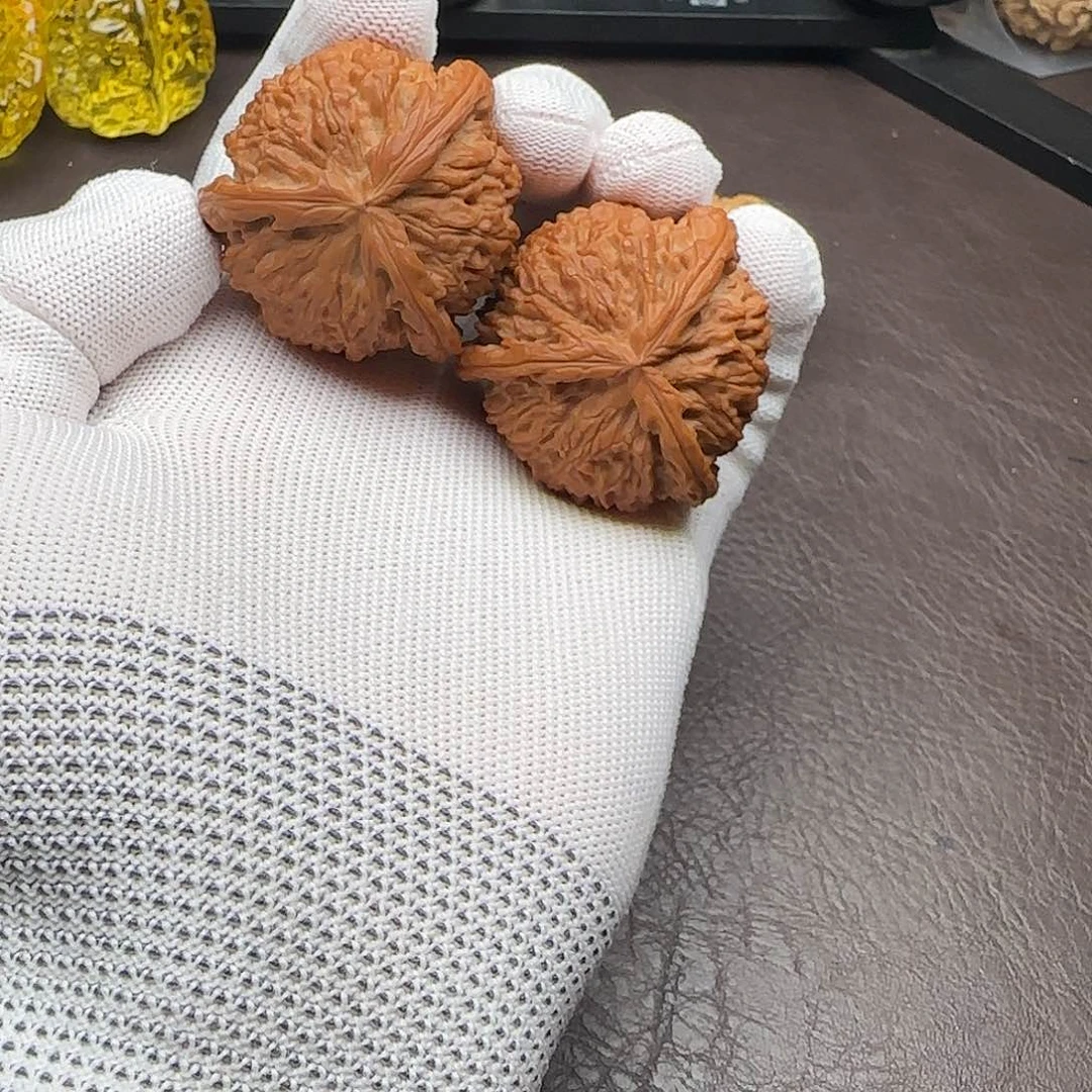 文玩核桃吊坠白狮子奔