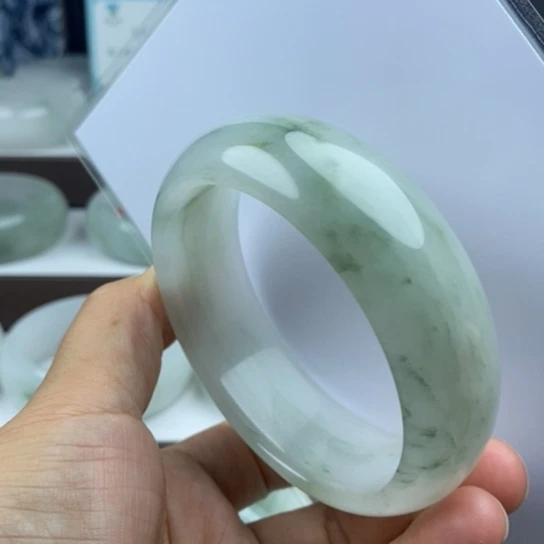 小***奶石英质玉（金丝玉）未镶嵌手镯