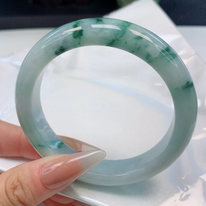 翡翠手镯足铂镶嵌55圈