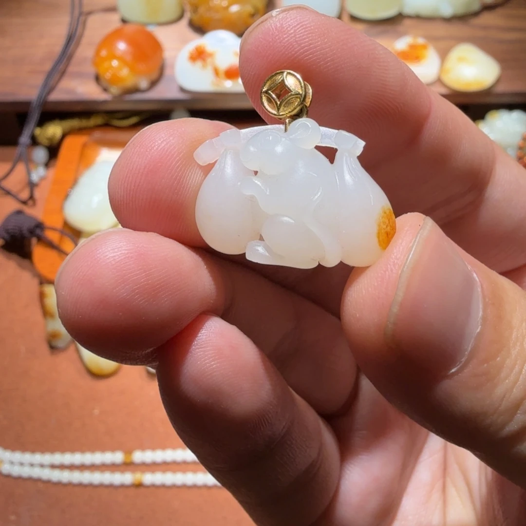 和田玉未镶嵌颈饰山**辰