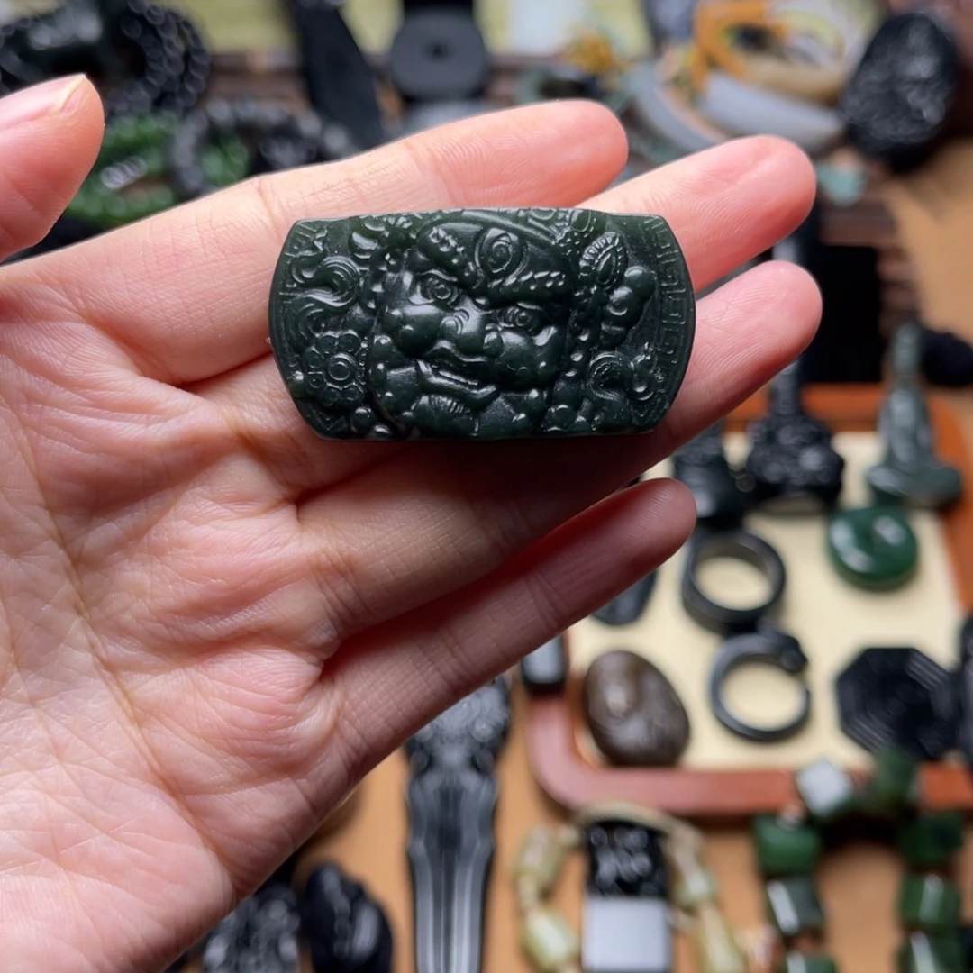 和田玉未镶嵌把件