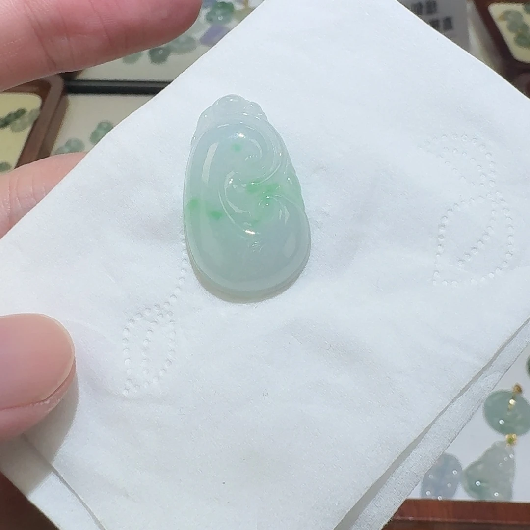 翡翠未镶嵌颈饰如意