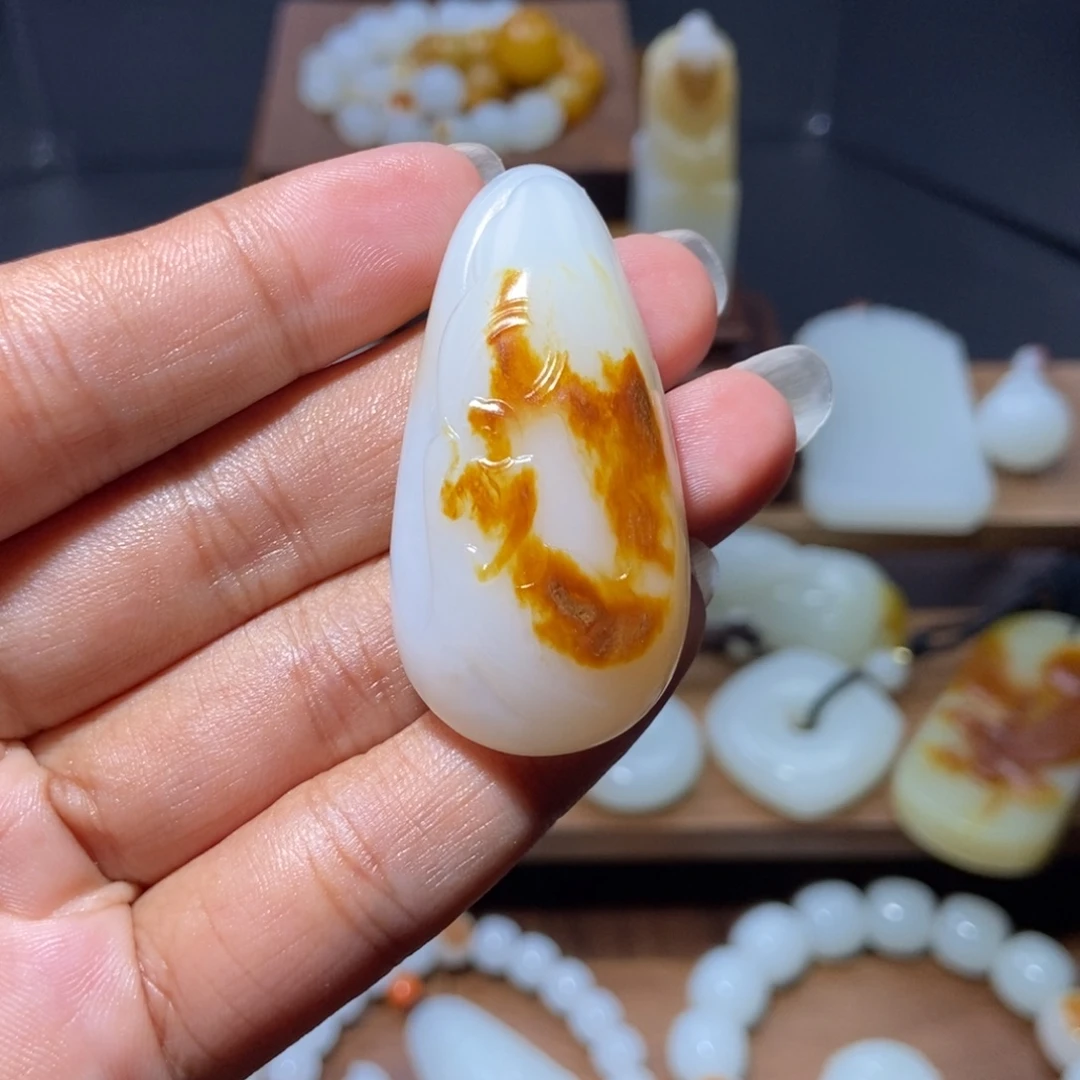 直***生颈饰未镶嵌和田玉