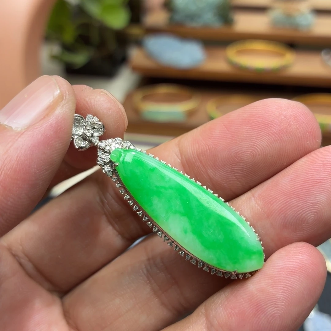 翡翠18K金镶嵌颈饰