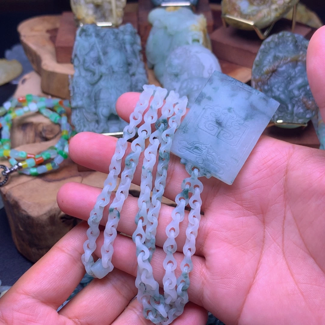 看***情定制翡翠未镶嵌翡翠