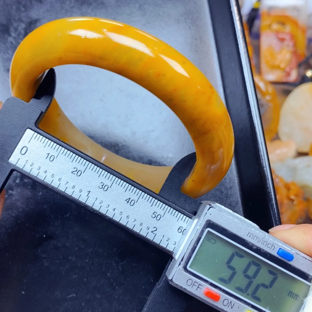 石英质玉（黄龙玉）未镶嵌颈饰