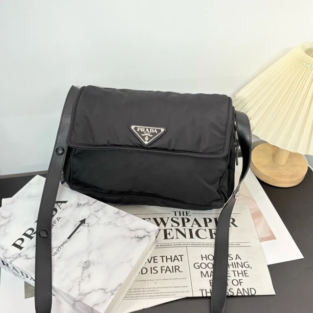 95新 Prada/普拉达 黑色降落伞斜挎包he