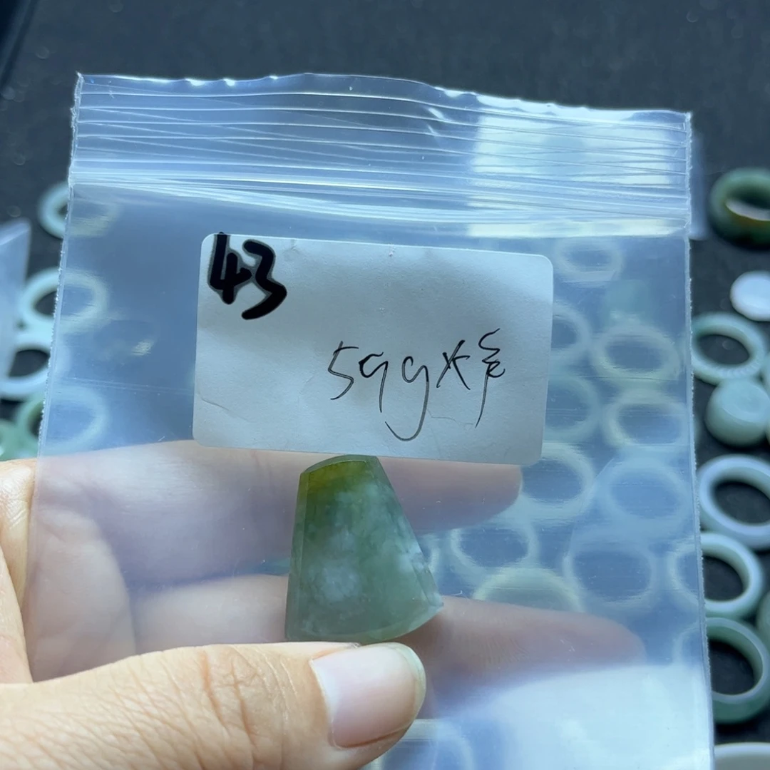 翡翠未镶嵌颈饰不退