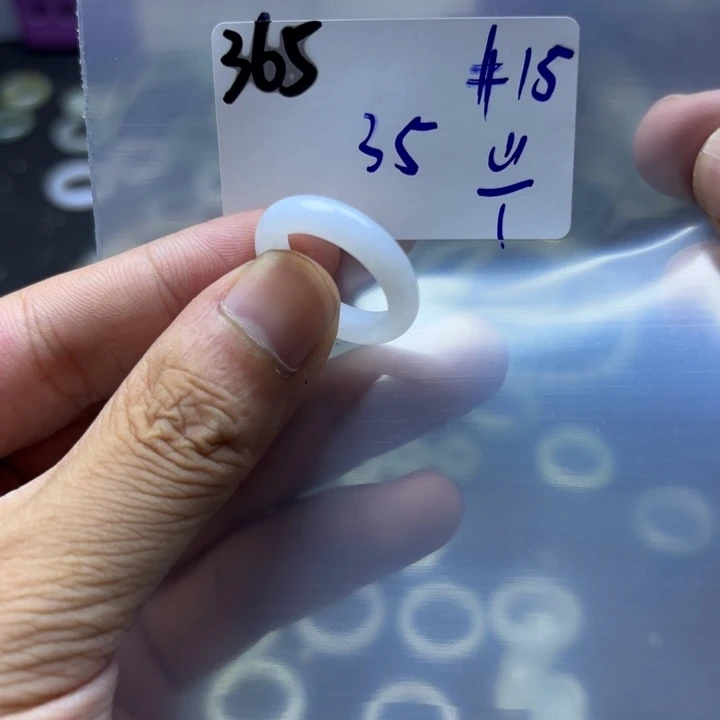 翡翠未镶嵌颈饰戒指