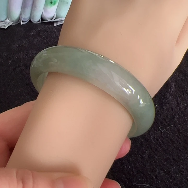 翡翠未镶嵌手镯编号93028圈口57